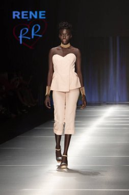 Manken Rene Ruiz moda Show Resort 2018 koleksiyonda Miami moda hafta 2017 Miami'de Buz Sarayı'nda 31 Mayıs 2018 üzerinde sırasında pist yürür