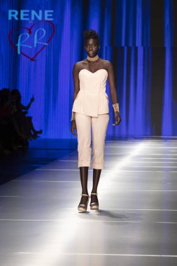 Manken Rene Ruiz moda Show Resort 2018 koleksiyonda Miami moda hafta 2017 Miami'de Buz Sarayı'nda 31 Mayıs 2018 üzerinde sırasında pist yürür