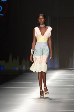 Manken Rene Ruiz moda Show Resort 2018 koleksiyonda Miami moda hafta 2017 Miami'de Buz Sarayı'nda 31 Mayıs 2018 üzerinde sırasında pist yürür