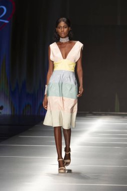 Manken Rene Ruiz moda Show Resort 2018 koleksiyonda Miami moda hafta 2017 Miami'de Buz Sarayı'nda 31 Mayıs 2018 üzerinde sırasında pist yürür