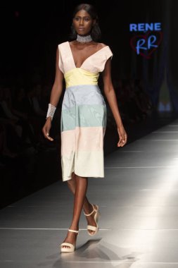 Manken Rene Ruiz moda Show Resort 2018 koleksiyonda Miami moda hafta 2017 Miami'de Buz Sarayı'nda 31 Mayıs 2018 üzerinde sırasında pist yürür