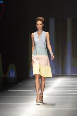 Manken Rene Ruiz moda Show Resort 2018 koleksiyonda Miami moda hafta 2017 Miami'de Buz Sarayı'nda 31 Mayıs 2018 üzerinde sırasında pist yürür