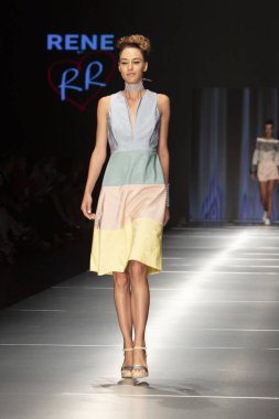Manken Rene Ruiz moda Show Resort 2018 koleksiyonda Miami moda hafta 2017 Miami'de Buz Sarayı'nda 31 Mayıs 2018 üzerinde sırasında pist yürür