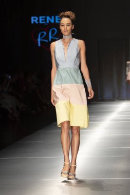 Manken Rene Ruiz moda Show Resort 2018 koleksiyonda Miami moda hafta 2017 Miami'de Buz Sarayı'nda 31 Mayıs 2018 üzerinde sırasında pist yürür