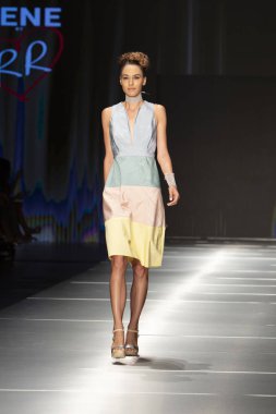 Manken Rene Ruiz moda Show Resort 2018 koleksiyonda Miami moda hafta 2017 Miami'de Buz Sarayı'nda 31 Mayıs 2018 üzerinde sırasında pist yürür