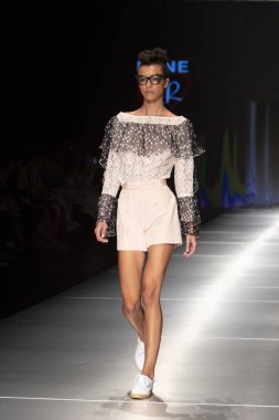 Manken Rene Ruiz moda Show Resort 2018 koleksiyonda Miami moda hafta 2017 Miami'de Buz Sarayı'nda 31 Mayıs 2018 üzerinde sırasında pist yürür