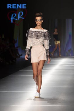Manken Rene Ruiz moda Show Resort 2018 koleksiyonda Miami moda hafta 2017 Miami'de Buz Sarayı'nda 31 Mayıs 2018 üzerinde sırasında pist yürür