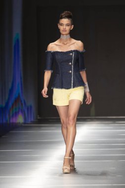 Manken Rene Ruiz moda Show Resort 2018 koleksiyonda Miami moda hafta 2017 Miami'de Buz Sarayı'nda 31 Mayıs 2018 üzerinde sırasında pist yürür