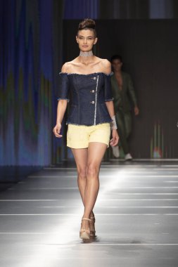 Manken Rene Ruiz moda Show Resort 2018 koleksiyonda Miami moda hafta 2017 Miami'de Buz Sarayı'nda 31 Mayıs 2018 üzerinde sırasında pist yürür