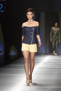 Manken Rene Ruiz moda Show Resort 2018 koleksiyonda Miami moda hafta 2017 Miami'de Buz Sarayı'nda 31 Mayıs 2018 üzerinde sırasında pist yürür