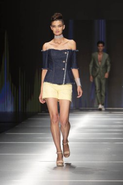 Manken Rene Ruiz moda Show Resort 2018 koleksiyonda Miami moda hafta 2017 Miami'de Buz Sarayı'nda 31 Mayıs 2018 üzerinde sırasında pist yürür