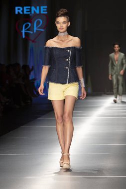 Manken Rene Ruiz moda Show Resort 2018 koleksiyonda Miami moda hafta 2017 Miami'de Buz Sarayı'nda 31 Mayıs 2018 üzerinde sırasında pist yürür