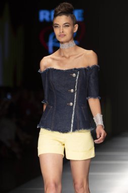 Manken Rene Ruiz moda Show Resort 2018 koleksiyonda Miami moda hafta 2017 Miami'de Buz Sarayı'nda 31 Mayıs 2018 üzerinde sırasında pist yürür