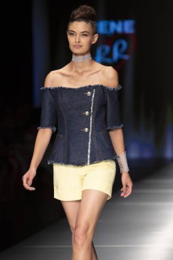 Manken Rene Ruiz moda Show Resort 2018 koleksiyonda Miami moda hafta 2017 Miami'de Buz Sarayı'nda 31 Mayıs 2018 üzerinde sırasında pist yürür