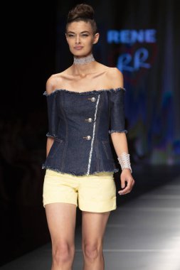 Manken Rene Ruiz moda Show Resort 2018 koleksiyonda Miami moda hafta 2017 Miami'de Buz Sarayı'nda 31 Mayıs 2018 üzerinde sırasında pist yürür