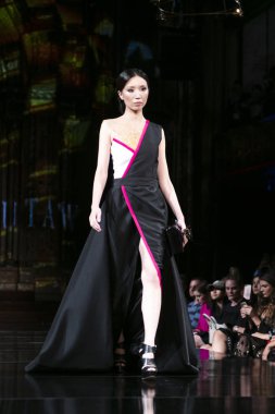 Bir modeli pist Mashael el Mutava için ilkbahar yaz 2018 defile sanat, Hearts ve moda New York moda haftası sırasında New York, NY, melek Orensanz Merkezi'nde 7 Eylül 2018 üzerinde yürüyor