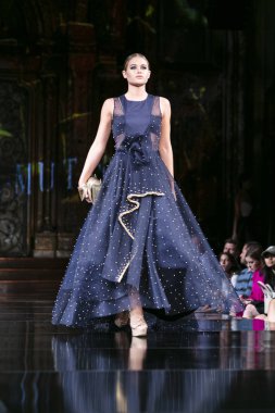 Bir modeli pist Mashael el Mutava için ilkbahar yaz 2018 defile sanat, Hearts ve moda New York moda haftası sırasında New York, NY, melek Orensanz Merkezi'nde 7 Eylül 2018 üzerinde yürüyor