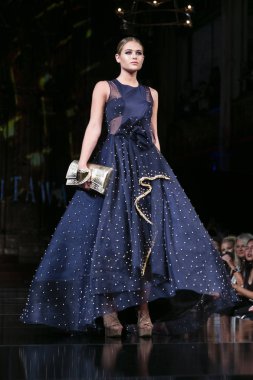 Bir modeli pist Mashael el Mutava için ilkbahar yaz 2018 defile sanat, Hearts ve moda New York moda haftası sırasında New York, NY, melek Orensanz Merkezi'nde 7 Eylül 2018 üzerinde yürüyor