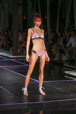 Manken üzerinde 23 Temmuz 2017 Miami Beach Setai Hotel Funkshion yüzmek 2017 sırasında pist Tasarımcısı Seafolly yaz 2018 defile için yürüyor