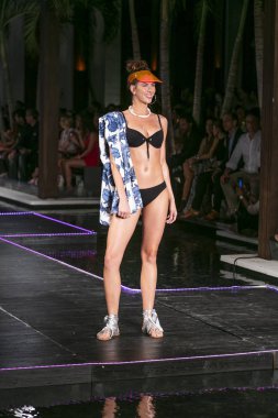 Manken üzerinde 23 Temmuz 2017 Miami Beach Setai Hotel Funkshion yüzmek 2017 sırasında pist Tasarımcısı Seafolly yaz 2018 defile için yürüyor