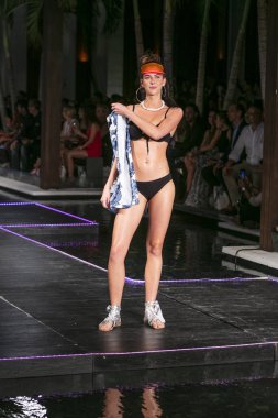 Manken üzerinde 23 Temmuz 2017 Miami Beach Setai Hotel Funkshion yüzmek 2017 sırasında pist Tasarımcısı Seafolly yaz 2018 defile için yürüyor