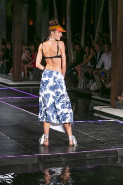 Manken üzerinde 23 Temmuz 2017 Miami Beach Setai Hotel Funkshion yüzmek 2017 sırasında pist Tasarımcısı Seafolly yaz 2018 defile için yürüyor