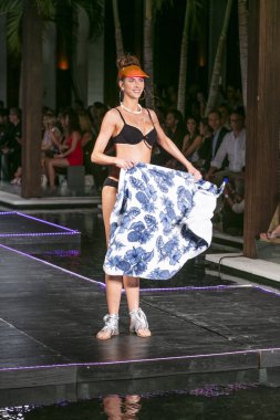 Manken üzerinde 23 Temmuz 2017 Miami Beach Setai Hotel Funkshion yüzmek 2017 sırasında pist Tasarımcısı Seafolly yaz 2018 defile için yürüyor