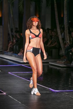 Manken üzerinde 23 Temmuz 2017 Miami Beach Setai Hotel Funkshion yüzmek 2017 sırasında pist Tasarımcısı Seafolly yaz 2018 defile için yürüyor