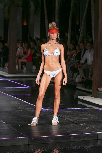 Modelo Caminha Pista Para Desfile Moda Designer Seafolly Summer 2018 — Fotografia de Stock