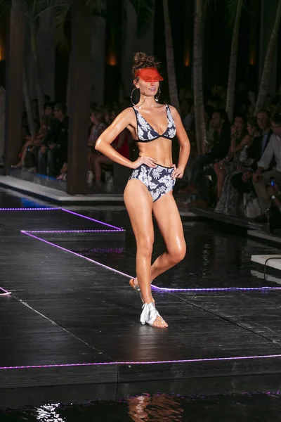 Modell Går Banan För Designer Seafolly Sommaren 2018 Modevisning Funkshion — Stockfoto