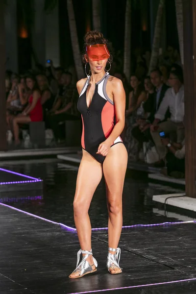 Modelo Caminha Pista Para Desfile Moda Designer Seafolly Summer 2018 — Fotografia de Stock