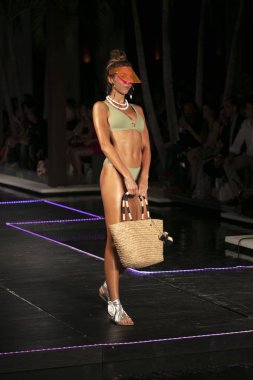 Manken üzerinde 23 Temmuz 2017 Miami Beach Setai Hotel Funkshion yüzmek 2017 sırasında pist Tasarımcısı Seafolly yaz 2018 defile için yürüyor