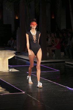 Manken üzerinde 23 Temmuz 2017 Miami Beach Setai Hotel Funkshion yüzmek 2017 sırasında pist Tasarımcısı Seafolly yaz 2018 defile için yürüyor