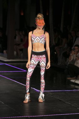 Manken üzerinde 23 Temmuz 2017 Miami Beach Setai Hotel Funkshion yüzmek 2017 sırasında pist Tasarımcısı Seafolly yaz 2018 defile için yürüyor
