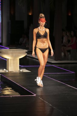Manken üzerinde 23 Temmuz 2017 Miami Beach Setai Hotel Funkshion yüzmek 2017 sırasında pist Tasarımcısı Seafolly yaz 2018 defile için yürüyor