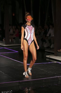 Manken üzerinde 23 Temmuz 2017 Miami Beach Setai Hotel Funkshion yüzmek 2017 sırasında pist Tasarımcısı Seafolly yaz 2018 defile için yürüyor