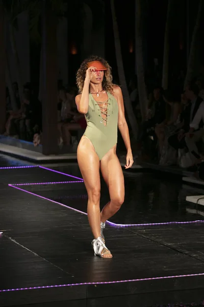 Mannequin Parcourt Piste Défilé Mode Designer Seafolly Summer 2018 Lors — Photo