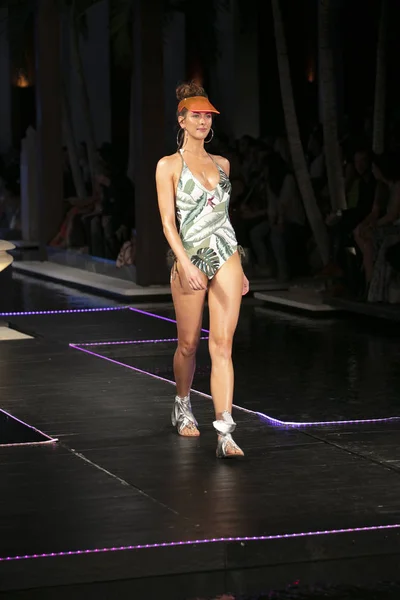 Modell Går Banan För Designer Seafolly Sommaren 2018 Modevisning Funkshion — Stockfoto