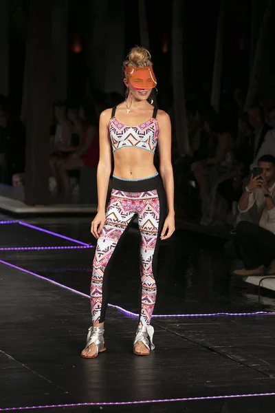 Manken üzerinde 23 Temmuz 2017 Miami Beach Setai Hotel Funkshion yüzmek 2017 sırasında pist Tasarımcısı Seafolly yaz 2018 defile için yürüyor