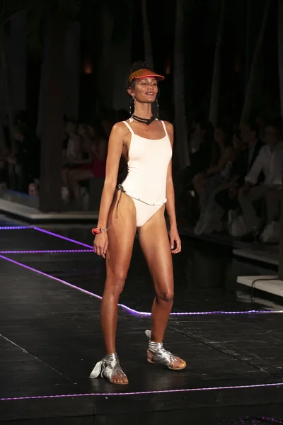 Modelo Caminha Pista Para Desfile Moda Designer Seafolly Summer 2018 — Fotografia de Stock