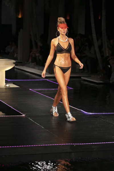 Modell Går Banan För Designer Seafolly Sommaren 2018 Modevisning Funkshion — Stockfoto