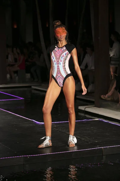 Una Modelo Camina Por Pasarela Para Desfile Moda Designer Seafolly —  Fotos de Stock