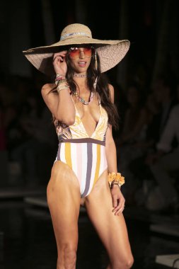 Manken Maaji yaz koleksiyonu 2018 defile sırasında üzerinde 23 Temmuz 2017 Miami Beach Setai Hotel Funkshion yüzmek 2017 için pist yürür