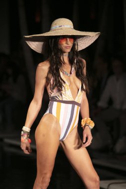 Manken Maaji yaz koleksiyonu 2018 defile sırasında üzerinde 23 Temmuz 2017 Miami Beach Setai Hotel Funkshion yüzmek 2017 için pist yürür