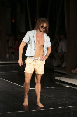 Manken Maaji yaz koleksiyonu 2018 defile sırasında üzerinde 23 Temmuz 2017 Miami Beach Setai Hotel Funkshion yüzmek 2017 için pist yürür
