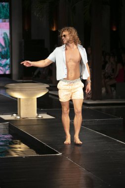 Manken Maaji yaz koleksiyonu 2018 defile sırasında üzerinde 23 Temmuz 2017 Miami Beach Setai Hotel Funkshion yüzmek 2017 için pist yürür