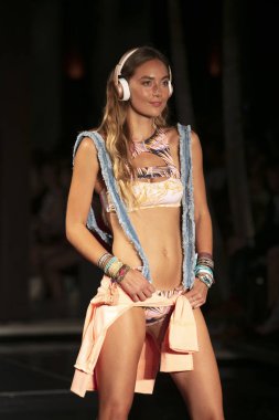 Manken Maaji yaz koleksiyonu 2018 defile sırasında üzerinde 23 Temmuz 2017 Miami Beach Setai Hotel Funkshion yüzmek 2017 için pist yürür