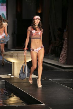 Manken Maaji yaz koleksiyonu 2018 defile sırasında üzerinde 23 Temmuz 2017 Miami Beach Setai Hotel Funkshion yüzmek 2017 için pist yürür