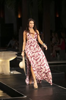 Manken Maaji yaz koleksiyonu 2018 defile sırasında üzerinde 23 Temmuz 2017 Miami Beach Setai Hotel Funkshion yüzmek 2017 için pist yürür