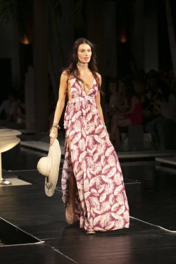 Manken Maaji yaz koleksiyonu 2018 defile sırasında üzerinde 23 Temmuz 2017 Miami Beach Setai Hotel Funkshion yüzmek 2017 için pist yürür